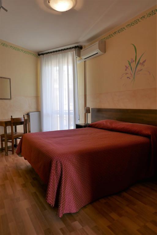 Albergo Villa Angela Toscolano Maderno Bagian luar foto